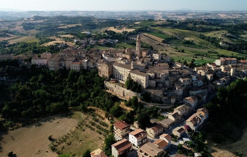  Petritoli: Un gioiello incastonato tra le colline del fermano